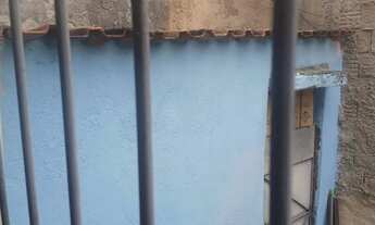 Imagem 4: Vendo uma casa com terraço , piscina e um cômodo no quintal uma quitinete