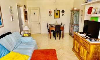 Imagem 5: Rua silenciosa no Leblon , andar alto, vista oceano, montanhas e sol da manhã