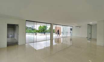 Imagem 3: Casa de condomínio para venda possui 882 metros quadrados com 8 quartos....