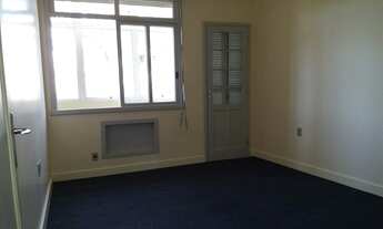 Imagem 6: Apartamento para aluguel possui 65 metros quadrados com 2 quartos, peças amplas, ensolarad