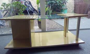 Imagem 2: Vendo mesa de centro com quatro rodas e um vaso de flor em ótimo estado