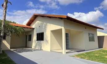 Imagem 3: Casa com garagem e portão eletrônico