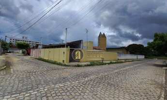 Imagem 2: Casa de esquina com 2/4, WC social, sala, cozinha, 2 vagas de garagem, em um terreno de 16