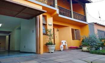 Imagem 2: Casa a venda na zona sul de Porto Alegre, três dormitórios amplos, suíte, sala de estar co