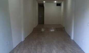 Imagem 3: Loja com piso e banheiro próximo a Praça de Corrêas