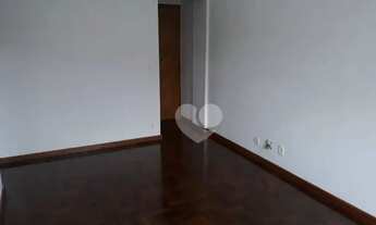 Imagem 2: Apartamento com sala, 2 quartos, banheiros, armários, reformado, vaga, área livre, à venda
