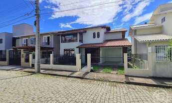 Imagem 2: Residência espaçosa com vista para o mar e amplo jardim no bairro Coqueiros