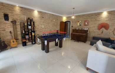 Imagem 10: Casa de Alto Padrão no Centro de Jacareí - Seu Refúgio com Piscina, 3 Suítes, Lazer, e Mui