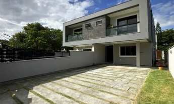 Imagem 2: Casa de alto padrão mobiliada com 3 quartos uma suíte e próximo a praia no Campeche em Flo