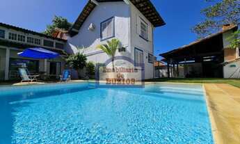 Imagem 2: Casa para aluguel no Centro de Búzios. Com 5 suítes, comporta até 12 pessoas