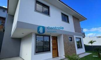 Imagem: CR/ Amplo sobrado recém construído com