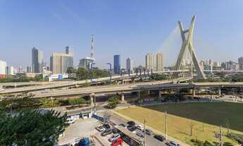 Imagem 2: Apartamento com 1 quarto (1 suíte), 2 banheiros, 2 vagas de garagem e elevador