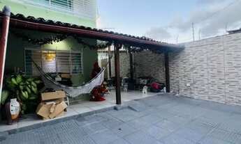 Imagem 2: Duplex individual na quadra do mar, 3 quartos, 2 varandas, rua calçada, a poucos metros da