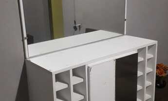 Imagem 3: Porta bebidas. Vai acompanhado esse banquinho