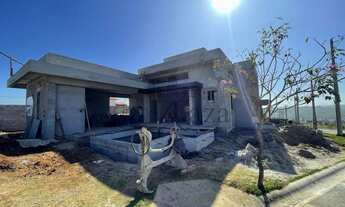 Imagem 2: Casa Térrea de Esquina com Piscina - Condomínio Santa Mônica Caçapava - 3 Dormitórios - Ho