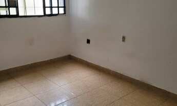 Imagem 3: Alugo Uma Casa com sala,conzinha 2 quarto e i banheiro e uma área de servico