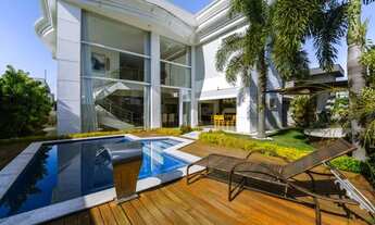 Imagem 2: Casa Neoclássica minimalista com quintal, gazebo e piscina privativa