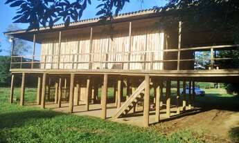 Imagem: Sítio à beira do rio com pier e deck