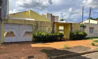 Imagem: CASA COM ALPLO TERRENO