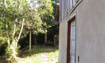 Imagem 6: 1 casa de alvenaria (sem laje); 1 casa de madeira( parte de baixo alvenaria