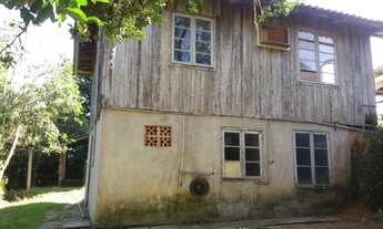 Imagem 7: 1 casa de alvenaria (sem laje); 1 casa de madeira( parte de baixo alvenaria
