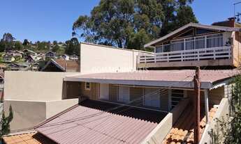 Imagem 1: Casa à Venda com Preço de Oportunidade na Região da Vila Nova Suíça - Campos do Jordão/SP