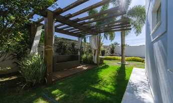 Imagem 7: Casa Neoclássica minimalista com quintal, gazebo e piscina privativa