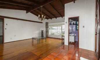 Imagem 2: Casa Residencial com 4 dormitórios, sendo 1 suíte, e 3 vagas de garagem no bairro Tristeza