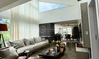 Imagem 2: Residência de Alto Padrão no Condomínio Horizontal Praia Brava, 4 Suítes, 450m² Privativos