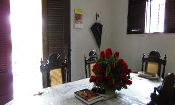 Imagem: Casa de rua pública lajeada gradeada