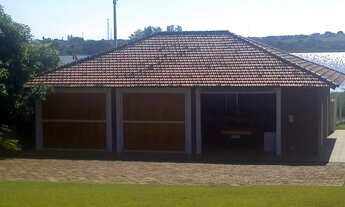 Imagem 4: Chácara à venda, Loteamento Recanto Guarujá, com ampla área de lazer e várias edificações