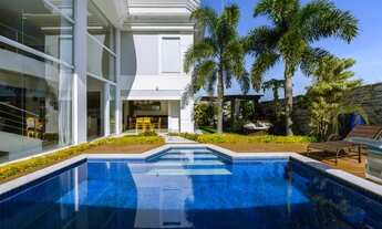 Imagem 6: Casa Neoclássica minimalista com quintal, gazebo e piscina privativa