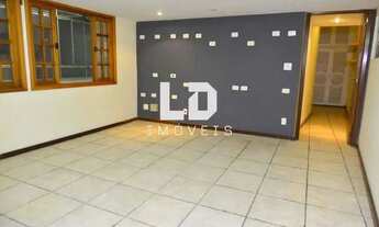 Imagem 7: QUADRA DA PRAIA EM RUA TRANQUILA E ARBORIZADA