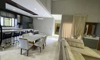 Imagem 2: Casa Térrea à venda possui 230 m² com 3 suítes, escritório, piscina aquecida