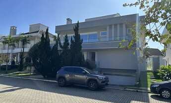 Imagem 3: Casa para aluguel e venda possui 900 metros quadrados com 7 quartos.