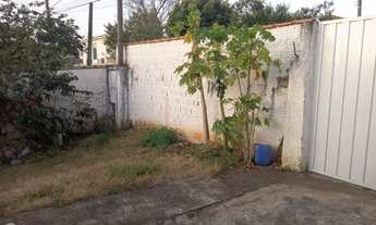 Imagem 3: Casa com amplo terreno de 537 metros quadrados , aproximadamente 2,2 km do Bairro Santa Cr