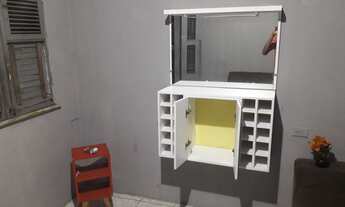 Imagem 2: Porta bebidas. Vai acompanhado esse banquinho