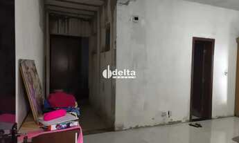 Imagem 2: Sobrado disponível para a venda no bairro Presidente Roosevelt em Uberlândia - MG