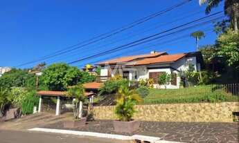 Imagem: Casa com 4 quartos, sendo 2 suítes, em