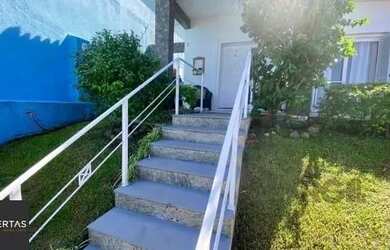 Imagem 2: Casa em Porto Alegre, no bairro Vila Assunção, com 3 dormitório(s), e 3 banheiro