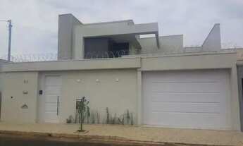 Imagem 2: Casa para Venda em Uberlândia, Novo Mundo, 3 dormitórios, 3 suítes, 4 banheiros, 2 vagas