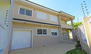 Imagem 2: Casa térrea de 2 dormitórios e 3 vagas de garagem na Vila Ipiranga em Porto Alegre