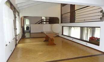 Imagem: Rua fechada no pé da serra com cancela