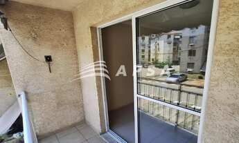 Imagem 6: AO ABRIR A PORTA, VOCÊ SENTE: ESTE NÃO É APENAS UM APARTAMENTO, É UM LAR. A SALA ACOLHE CO