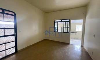 Imagem 2: Casa com 2 quartos, sendo 1 suíte para alugar por R$ 1.200/mês - Jardim Mangueiras - Barra