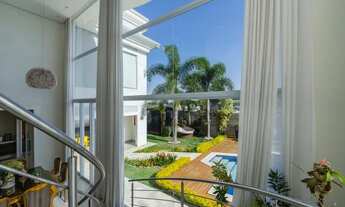 Imagem 5: Casa Neoclássica minimalista com quintal, gazebo e piscina privativa