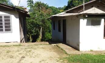 Imagem 3: 1 casa de alvenaria (sem laje); 1 casa de madeira( parte de baixo alvenaria