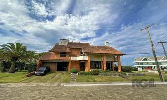 Imagem 6: Icônica Casa para comprar a poucos metros do mar em Atlântida