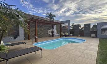 Imagem 5: Casa semimobiliada, Piscina aquecida, Deck, Pergolado com 5 Dormitórios, sendo 1 suíte e P