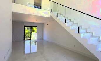 Imagem 7: Viva com Elegância e Conforto: Residência Espaçosa em Localização Privilegiada!